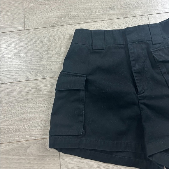 Aritzia TNA Black Cargo 3" Shorts - Picture 7 of 12